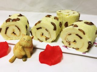 24、红枣蛋糕卷,蛋糕卷凝固后再切开。