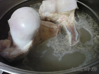 4、羊汤面,锅中重新换水,放入牛棒骨,大火熬开,放入包好的料包(花椒、小茴香)、生姜、大葱中火保持锅内大水花翻滚2小时。