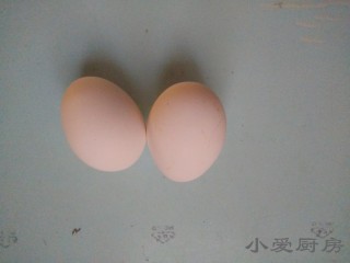 8、羊汤面,将鸡蛋煮熟备用。