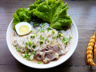 13、羊汤面,切几片煮好的羊肉,放上生菜,青蒜,胡椒粉浇上热羊汤。