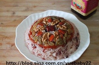 8、玫瑰八宝饭,蒸好后，取一个盘子，快速翻碗倒出八宝饭即可