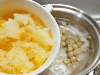 11、红枣银耳莲子汤,煮开后 放入小朵银耳