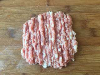 6、补血益气粥加蒸饺,然后再放在案板上剁几刀，这样可以增强口感，嫌麻烦的可以忽略这一步；