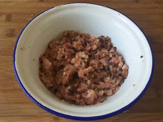 8、补血益气粥加蒸饺,提前泡发好的香菇洗净切小丁后倒入肉糜里，顺时针搅打上劲；