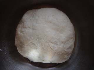 2、枣花糕,把面粉、酵母、糖放一起混合均匀，倒入温水揉成面团，这时面团的表面比较粗糙，不要紧，盖上保鲜膜醒15-20分钟