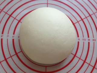 3、枣花糕,面团醒好后再揉，这时很容易就将面团揉光滑