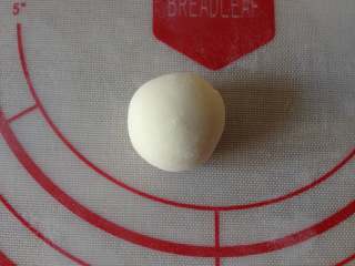 5、枣花糕,将小面团搓成圆形