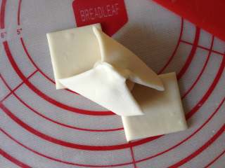 9、枣花糕,把对角的两头合过来，尖角捏紧