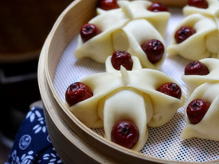 15、枣花糕,关火后再焖3-5分钟开盖即可