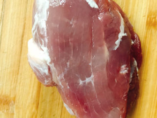 1、青瓜炒肉片,准备好瘦肉