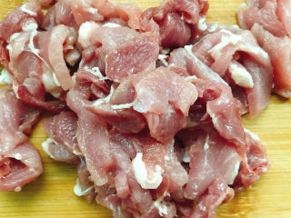 2、青瓜炒肉片,切片