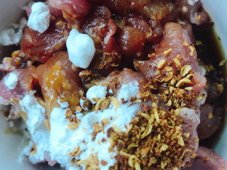 3、青瓜炒肉片,放料酒、花椒粉、生粉、10ml酱油拌匀腌制十分钟