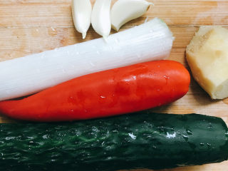 4、青瓜炒肉片,准备好配菜