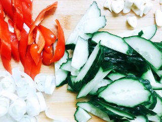 5、青瓜炒肉片,切片