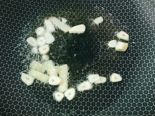 8、青瓜炒肉片,下姜蒜炒香