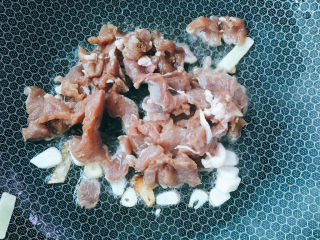 9、青瓜炒肉片,放入肉片翻炒