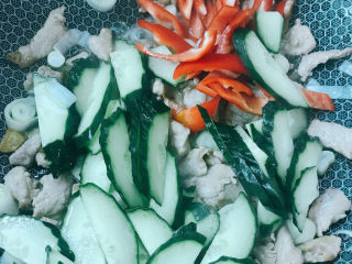 12、青瓜炒肉片,倒入青瓜和红尖椒