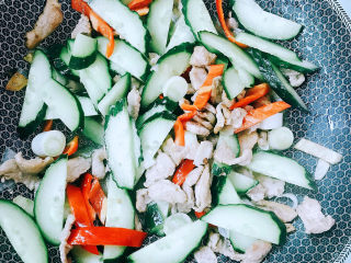 13、青瓜炒肉片,翻拌均匀