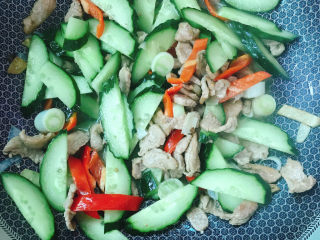 14、青瓜炒肉片,加入少许清水