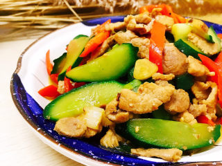 16、青瓜炒肉片,装盘即可。