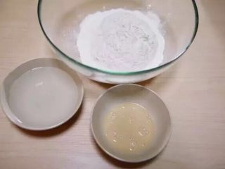 1、新年喜庆花样馒头,用料中的配方，大约可制作各种样式馒头9-10个。计量好所有材料，将酵母放入少量温水中化开。