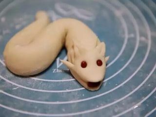 12、新年喜庆花样馒头,在眼睛处赛上两颗小红豆。