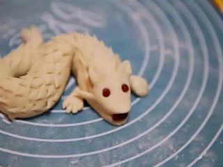 15、新年喜庆花样馒头,共制作两个爪子，贴在龙的两侧，小龙造型完成，可制作两条小龙，另外的小龙盘S型时方向相反即可。