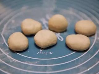 16、新年喜庆花样馒头,称量15克的面团，一共称量6个。