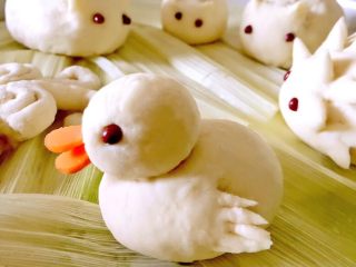 18、新年喜庆花样馒头,然后又做了另一锅小动物馒头，小鸭子，小蝴蝶馒头。小鸭子馒头就是两个椭圆形，用胡萝卜片剪成鸭子上下片嘴，直接插入头部的前端，再在合适位置放两个红豆当眼睛。最后在身体两边用剪刀剪几下做翅膀。