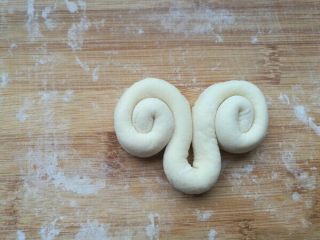 21、新年喜庆花样馒头,卷好后像图片这样弯曲。