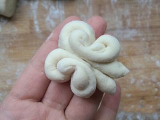 24、新年喜庆花样馒头,用手再整一下形状。