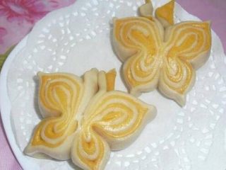 25、新年喜庆花样馒头,还可以像这样用南瓜和面，跟白色面一起做彩色蝴蝶馒头。