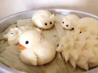 26、新年喜庆花样馒头,这是蒸好的小鸭子馒头，很可爱吧。本教程是集合几次制作的图片，不是一次制作的，给大家把这些种类的馒头集合到一个教程里，希望对大家有帮助，提前祝大家新春快乐！