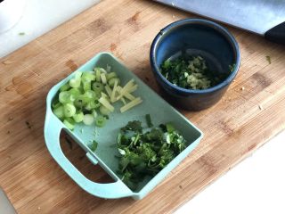 3、点翠清汤白玉丸➕木耳冬瓜丸子汤,一半姜切姜丝，一半切姜末，小葱分葱白葱绿分别切末，香菜切末