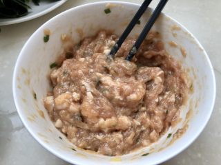 17、点翠清汤白玉丸➕木耳冬瓜丸子汤,搅打上劲后尝下咸淡，如果觉得淡加入少许盐调味，最后加入少许淀粉拌匀，即可。