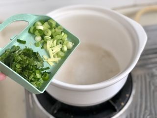 19、点翠清汤白玉丸➕木耳冬瓜丸子汤,开始下锅喽，准备个汤锅，阿晨用的砂锅，珐琅锅不粘锅等也可以，热锅后小火加入少许食用油，加入葱白姜丝煸香