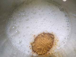 3、补血益气养颜佳品—红糖红枣戚风蛋糕,开始打发蛋清，分3次加入60克红糖，出现鱼眼泡时加入第一次红糖，继续打发