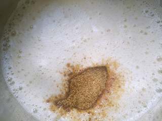 4、补血益气养颜佳品—红糖红枣戚风蛋糕,出现较细腻的泡时第二次加入红糖，继续打发