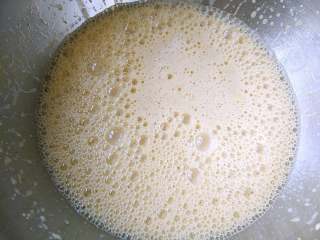 7、补血益气养颜佳品—红糖红枣戚风蛋糕,将蛋黄液用电动打蛋器搅打均匀