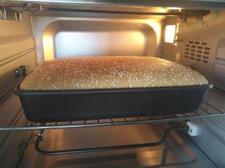 17、补血益气养颜佳品—红糖红枣戚风蛋糕,放入预热好的烤箱中层上火120度下火110度30分钟转上火140度下火130度30分钟