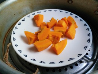 2、豆沙小南瓜,切块，蒸制软烂
