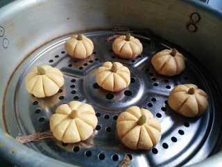 4、豆沙小南瓜,蒸锅上汽后蒸10分钟即可