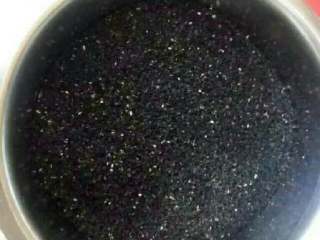 2、纯手工自制阿胶糕,黑芝麻炒香，备用！