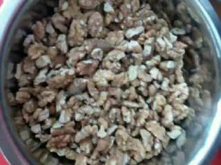 3、纯手工自制阿胶糕,核桃仁炒香，备用！