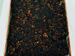 5、纯手工自制阿胶糕,事先准备好模具，用厚的保鲜膜裹上，保鲜膜上刷上香油。趁热倒入熬好的阿胶糕，抹平、压实、晾凉后放入冰箱冷藏！