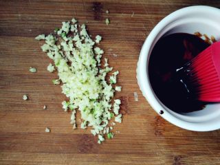 1、蒜香排骨,将蒜拍扁，切碎末，在空气中氧化。老抽加蜂蜜和少许植物油调匀备用