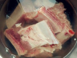 2、蒜香排骨,排骨斩段，泡去血水，焯水后沥净备用