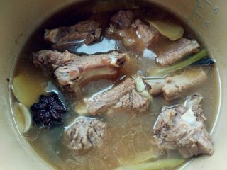 4、蒜香排骨,完成后将排骨取出。为了效果，我只取净排做蒜香味儿的，其他边角的排骨，用来做炖菜也不错