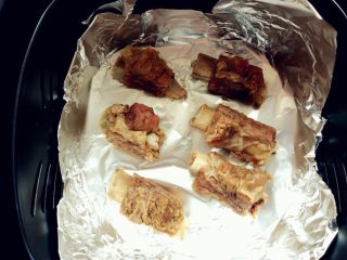 5、蒜香排骨,用锡纸或油纸垫在空炸锅内，将排骨放入。如果没有空气炸锅，放入烤箱是一样的