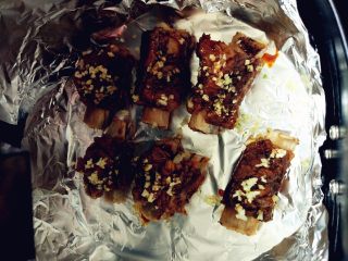 6、蒜香排骨,表面刷少许蜂蜜和老抽的混合物，撒上少许蒜碎，160度烤8分钟左右即可